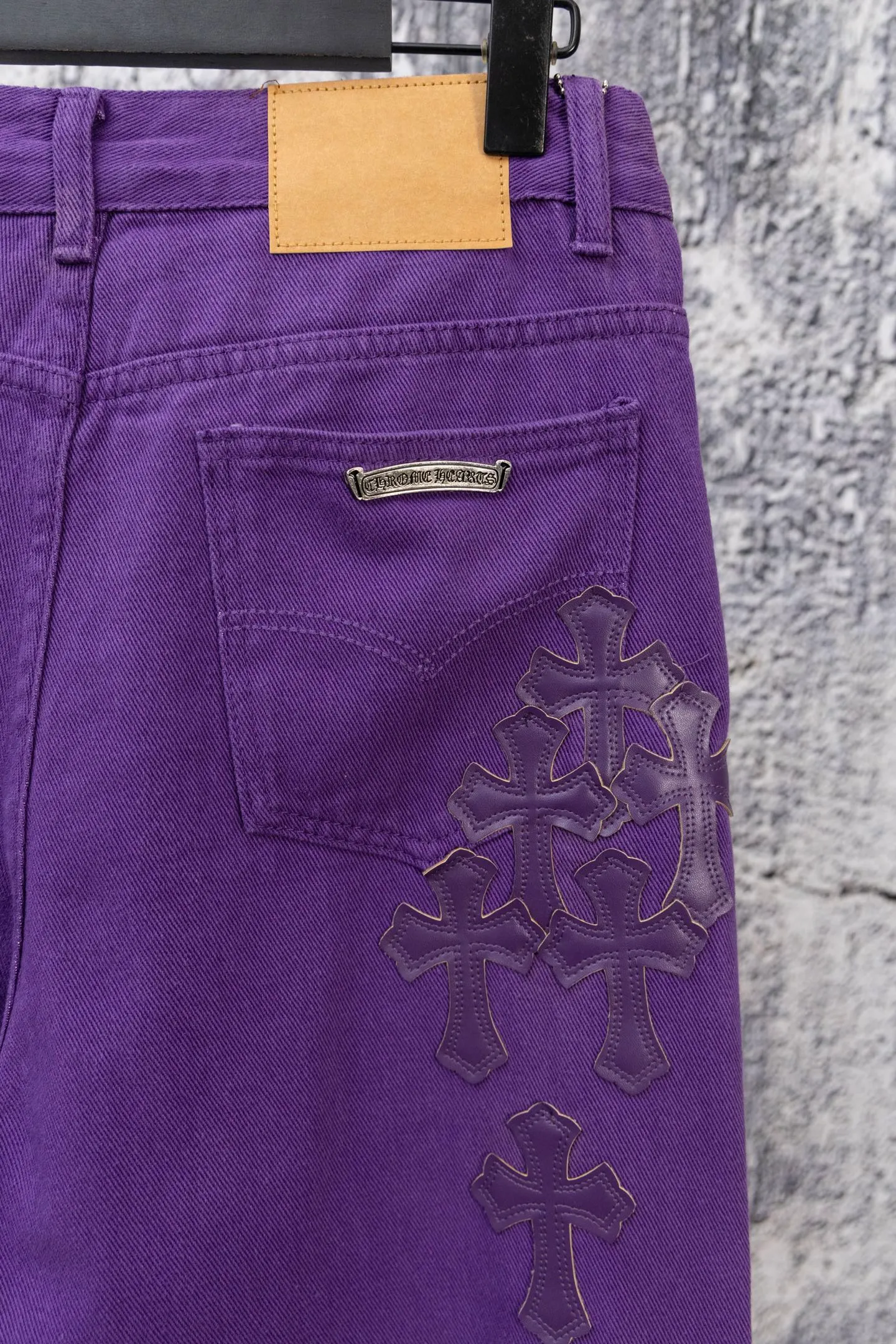 P240 CH Chromehearts Dopamine Purple Cross-Patch Leather Purple Jeans. Cabinet price is 34W level. Patched cross pattern embellishment, washed jeans! ! An absolutely high-end luxury product, a 1.9W-level god-level single product, a super popular product, made by top heavy industry, a magic weapon that cannot be missed! [About Zangyin] This is an extremely luxurious fashion brand that can also be called the aristocracy of the high street. It has always been an exclusive brand for some hipsters or rich second generations. Compared with ordinary high streets, it is more luxurious and noble. Compared with luxury brands, it is more fashionable and individual. It has always been a brand that I have a special liking for. [Top heavy industry fashion design] Consistently high-street luxury style. Speaking of this style, the Zangyin family and GU family are definitely the leading representative brands. Especially the Zangyin family has really achieved a state-of-the-art effect in creating high-street style. The unique washed material is used to create this style. The color system is already quite eye-catching. After it is decorated with patchwork cross flowers, it cleverly highlights the charm of the brand. Secondly, this style uses classic The high-waist cutting design highlights the long legs and fashionable temperament of the upper body. The brand is highly recognizable and the slim fit configuration is more suitable for daily wear. It is a product that interprets personality, fashion, and specifications at a glance. This single product is enough to make any fan excited. It can be a white T-shirt for a youthful college style, or a tight suspender for a royal style. It has strong matching ability and can be easily controlled by men.  [Materials and craftsmanship] Needless to say, this point goes without saying. As an excellent craftsman brand, Zangyin’s requirements for details and craftsmanship are really perfect. The washed color of this model has gone through so many processes, not to mention the embellishment of denim appliques. It is also purely hand-made and sewn. Just like what they believe in, only hand-made things have soul and have the meaning of wear. A top-notch heavy-duty fashionable denim item, I look forward to your perfect interpretation! !  Color: Purple Size: 28-34